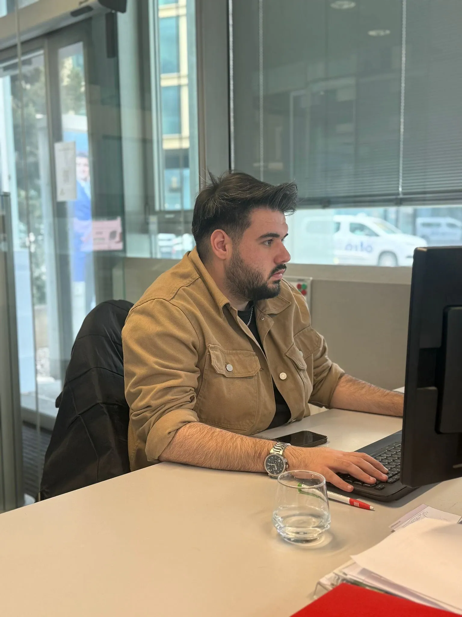 Samed Sentürk, Lohnverrechnung, an seinem Arbeitsplatz in der Kanzlei